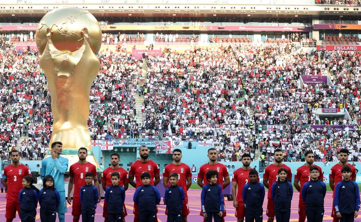 Les joueurs de l'Iran&nbsp;écoutent&nbsp;leur hymne national sans chanter, le 21 novembre 2022 au stade international de Khalifa, à Doha (Qatar). (FADEL SENNA / AFP)