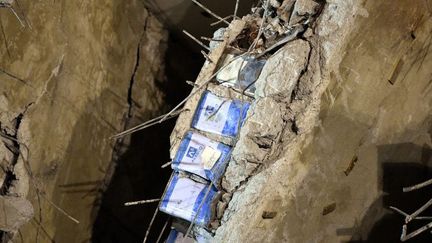 Des bidons en aluminium avaient été placés dans les murs du bâtiment pour économiser sur le béton. (AFP/Sam Yeh)