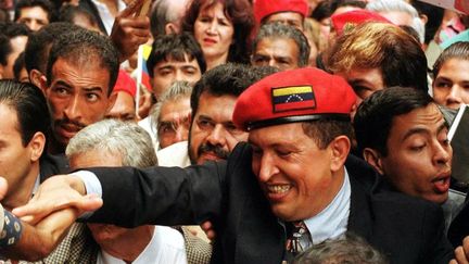 Hugo Chavez au milieu de ses partisans le 29 juillet 1997. (BERTRAND PARRES / AFP)