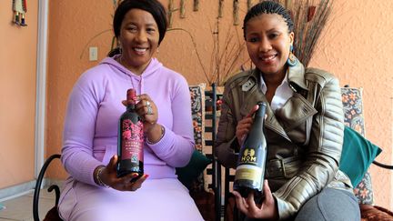 Les deux filles de Mandela ont fait produire deux vins au nom dule p&egrave;re pour financer la Fondation Mandela. (JENNIFER BRUCE / AFP)