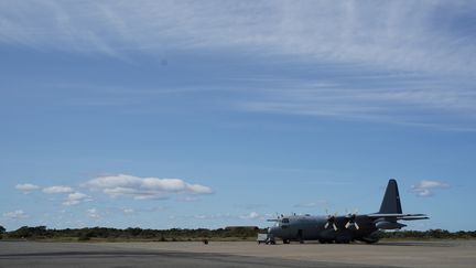 Un&nbsp;appareil parti à la recherche de l'avion disparu au Chili, le 10 décembre 2019 sur la base de Punta Arenas. (PABLO COZZAGLIO / AFP)