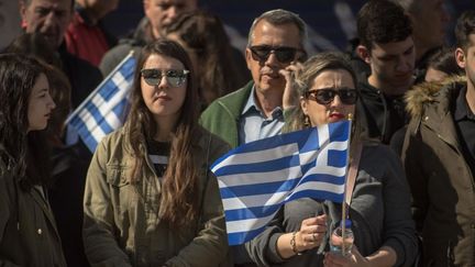 Des citoyens grecs tenant fièrement le drapeau national, le 25 mars 2019, le jour de la fête de l'indépendance. La Révolution de 1821, la révolution grecque, qui a permis la création d'un état indépendant, a été couronnée de succès le 25 mars 1821. (SOPA IMAGES / LIGHTROCKET / GETTY IMAGES)