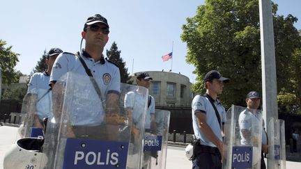 La police turque prot&egrave;ge l'ambassade am&eacute;ricaine &agrave; Ankara, dimanche 16 septembre 2012.&nbsp; (BURHAN OZBILICI / SIPA )