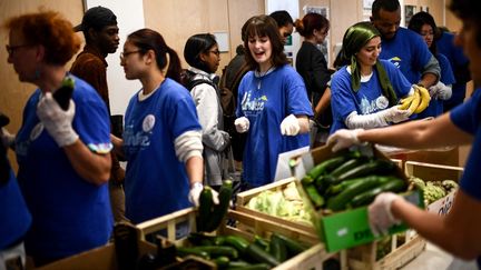 Des bénévoles distribuent de la nourriture aux étudiants lors d'une opération organisée par l'association Linkee le 3 avril 2024 à Bordeaux (photo d'illustration). (CHRISTOPHE ARCHAMBAULT / AFP)