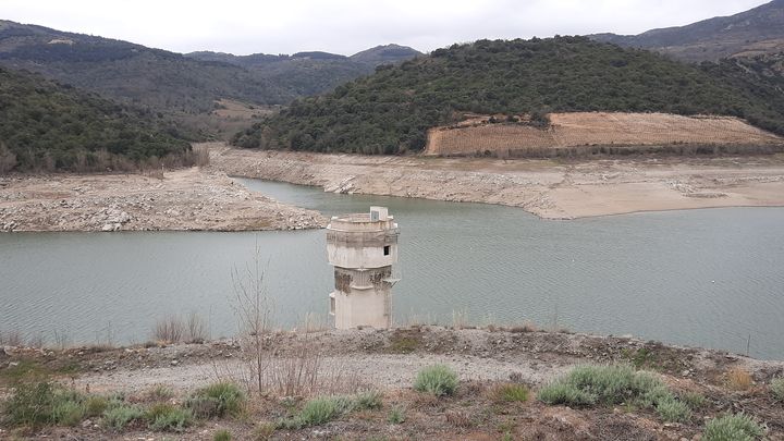 La tour de prise du barrage de Caramany qui est à découvert alors qu'elle devrait être sous l'eau, le 16 mars 2023. (FARIDA NOUAR/RADIOFRANCE)