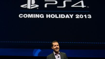 Andrew House, le directeur g&eacute;n&eacute;ral de Sony Computer Entertainment, pr&eacute;sente la&nbsp;PlayStation 4 lors d'une conf&eacute;rence &agrave; New York (Etats-Unis) le 20 f&eacute;vrier 2013. (EMMANUEL DUNAND / AFP)