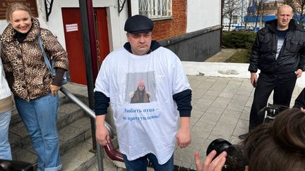 Roman est venu de Moscou soutenir Aleksei Moskaliov et sa fille Macha, au tribunal d’Efremov,. Sur son t-shirt la photo de la jeune fille et le slogan "aimer son père n’est pas un crime", le 6 avril 2023. (FRANCE INFO / RADIO FRANCE)