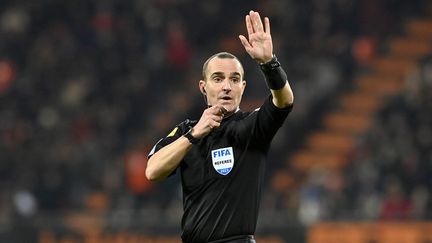 L'arbitre Benoît Millot lors du match Lorient-Rennes, le 27 janvier 2023. (PHILIPPE RENAULT / MAXPPP)