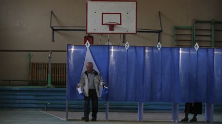 Un Ukrainien vote lors du r&eacute;f&eacute;rendum pour l'ind&eacute;pendance de la r&eacute;gion de&nbsp;Donetsk (Ukraine), le 11 mai 2014. (BAZ RATNER / REUTERS)