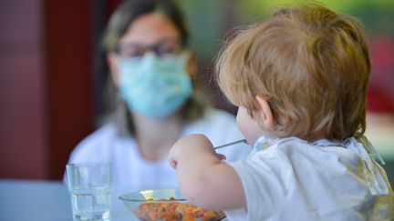 Un enfant gardé par une assistante maternelle, le 19 mai 2020. Photo d'illustration. (MAXPPP)