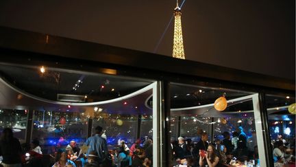 Le r&eacute;veillon du Secours populaire sur une p&eacute;niche &agrave; Paris, le 24 d&eacute;cembre 2013. (KENZO TRIBOUILLARD / AFP)