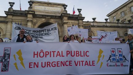 Une banderole du collectif Inter Urgences, lors d'une manifestation devant l'hôpital Lariboisière (Paris), le 17 décembre 2019.&nbsp; (JPNVHB / MAXPPP)