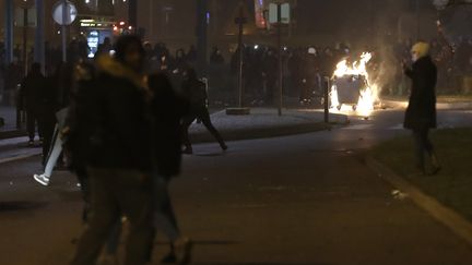 Une poubelle en feu lors des incident qui ont éclaté en marge de la manifesation de soutien à Théo samedi soir, à Bobigny.&nbsp; (PATRICK KOVARIK / AFP)