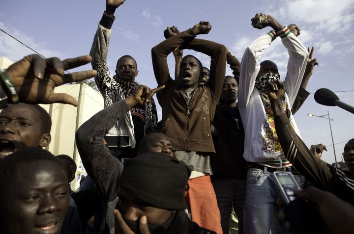 Des militants du mouvement sénégélais «Y'en a marre» manifestent contre le président Wade à Dakar, le 16 février 2012. (Photo Reuters/Joe Penney )