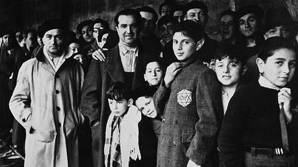 Photo prise en 1942 de juifs internés dans le camp de Drancy après avoir transité par le stade du Vélodrome d'Hiver à Paris. (AFP)