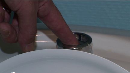 Mercredi 21 septembre, la rubrique du 13 Heures "Un geste pour la Terre" rencontre un homme qui recycle l'eau de la douche pour l'utiliser pour la chasse d'eau des toilettes. &nbsp; (FRANCE 2)