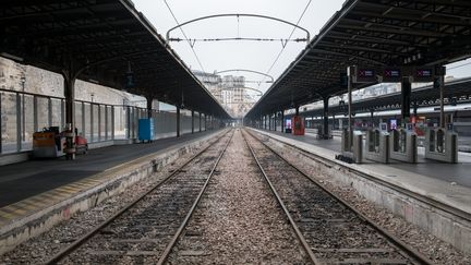 Les quais de la gare de l'Est, à Paris, le 5 décembre 2019, au premier jour du mouvement de grève à la SNCF contre la réforme des retraites. (SEVERINE CARREAU / HANS LUCAS / AFP)