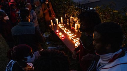 Personnes de la communauté oromo aux Etats-Unis se recueillant après l'annonce de l'assassinat d'Hachalu Hundessa, à Saint-Paul (Minnesota), le 30 juin 2020. (STEPHEN MATUREN / GETTY IMAGES NORTH AMERICA)