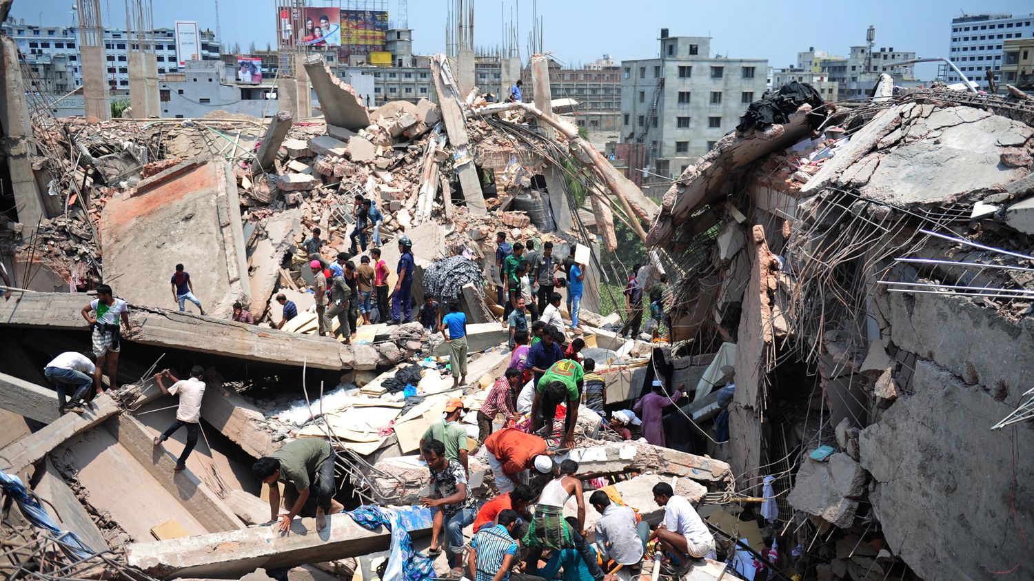 VIDEO. Au moins 80 morts dans l'effondrement d'un immeuble au Bangladesh