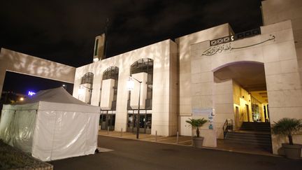 Un individu a heurté&nbsp;"à plusieurs reprises", le 29 juin 2017, les barrières de sécurité protégeant la mosquée&nbsp;de Créteil (Val-de-Marne). (BENJAMIN CREMEL / AFP)