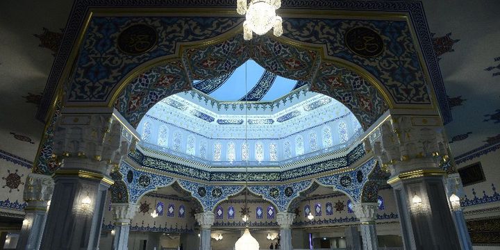 La décoration intérieure de la Grande Mosquée a été réalisée par des artistes et calligraphes turcs, sous la direction d'un achitecte tatar. (AFP / SEFA KARACAN / ANADOLU AGENCY )