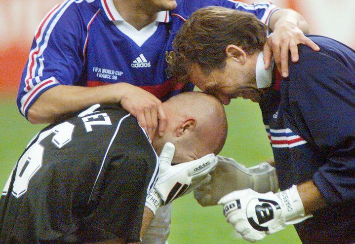 Lionel Charbonnier, troisième gardien des Bleus, félicite Fabien Barthez, après la finale de la Coupe du Monde 1998 remportée par la France. (PEDRO UGARTE / AFP)