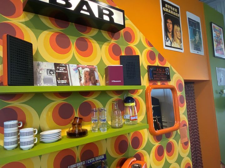 Décor d'un bar dans l'exposition "Insert Coin". (FG / FRANCEINFO)