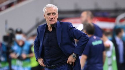 Didier Deschamps, hagard, après l'élimination de l'équipe de France en huitièmes de finale de l'Euro 2021, contre la Suisse. (FRANCK FIFE / AFP)