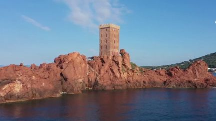 Le JT de 20 Heures continue à traverser les plus beaux villages de France. Nous vous emmenons ce soir dans le massif de l’Esterel, sur la Côte-d’Azur. C’est un paradis pour pêcheurs, promeneurs en kayak, ou randonneurs. (France 2)