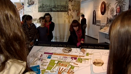 La guide conférencière Elodie Offredo est en charge des visites de la ville. 
 (capture d&#039;écran France 3 / Culturebox)