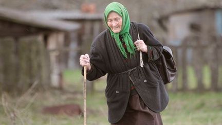 Olga Kozel, une autre habitante du village, va elle aussi faire ses courses. 

Après la catastrophe, les autorités ont attendu sept mois avant d’annoncer aux habitants de Tulgovichi et d’autres villages alentours qu’ils allaient être évacués.     (REUTERS/Vasily Fedosenko)