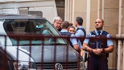 Le cardinal&nbsp;George Pell (à gauche) est escorté devant la Cour suprême de Victoria à Melbourne (Australie), le 6 juin 2019. (ASANKA BRENDON RATNAYAKE / AFP)