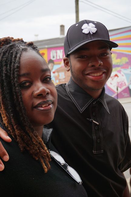 Tija Jackson et son fils, Tae-Ahn Lea, devant un cabinet d'avocats de l'East End. (MARIE-VIOLETTE BERNARD / FRANCEINFO)