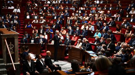 Le ministre français de l'Economie et des Finances Bruno Le Maire s'adresse aux députés lors d'une séance de questions au gouvernement à l'Assemblée nationale à Paris le 19 juillet 2022 (CHRISTOPHE ARCHAMBAULT / AFP)