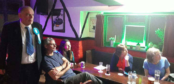 Dans un bar de Boston, bastion des "Brexiters",&nbsp;sur la côte est de l'Angleterre, dimanche 26 mai 2019. (SANDRINE ETOA-ANDEGUE / RADIO FRANCE)