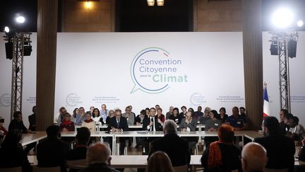 Emmanuel Macron participe à la Convention des citoyens pour le climat, au siège du Conseil économique, social et environnemental à Paris, le 10 janvier 2020. Photo d'illustration. (YOAN VALAT / POOL / AFP)