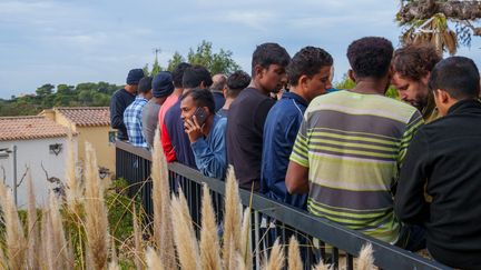 Quelques-uns des migrants de l'"Ocean Viking", dans le camp de transit de Giens (Var) le 13 novembre 2022 (GREDAB / LE PICTORIUM / MAXPPP)