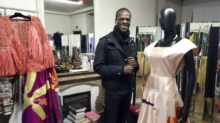 Imane Ayissi dans son atelier à Paris,&nbsp;le 17 janvier 2020. (SOPHIE AUVIGNE / RADIO FRANCE)