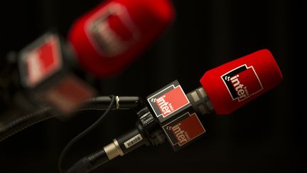 Des micros dans un studio de France Inter, le 3 novembre 2015. (JOEL SAGET / AFP)