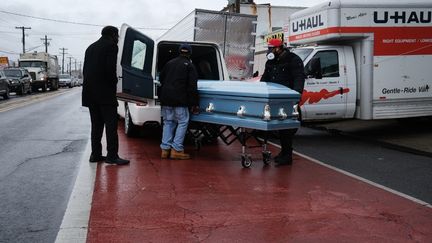 &nbsp;Un cercueil est transporté devant les pompes funèbres&nbsp;Andrew Cleckley dans le quartier de Brooklyn à New York, le 30 avril 2020. (SPENCER PLATT / GETTY IMAGES NORTH AMERICA / AFP)