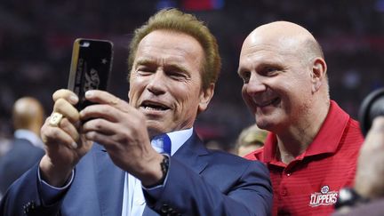 Arnold Schwarzenegger avec Steve Ballmer, le nouveau propriétaire du club de basket des Los Angeles Clippers
 ( Mark J. Terrill/AP/SIPA)