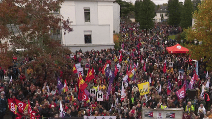 Hôpital : à Carhaix, les habitants manifestent contre les restrictions d'accès aux urgences (France 2)