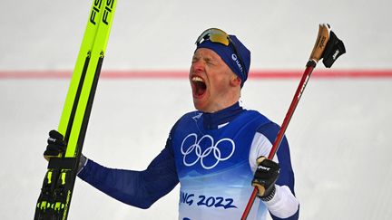 Le fondeur finlandais Iivo Niskanen&nbsp;après sa victoire lors de&nbsp;l'individuel classique, le 11 février 2022, aux Jeux olympiques de Pékin. (PIERRE-PHILIPPE MARCOU / AFP)