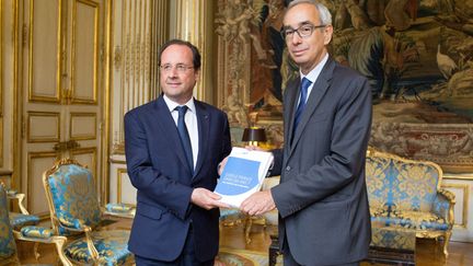 &nbsp; (© Maxppp  Jean Pizani-Ferry remet son rapport à françois Hollande)