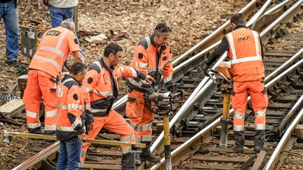 Des cheminots de la SNCF en train de travailler sur des rails à Arras (Pas-de-Calais), le 1er septembre 2017 (PHILIPPE HUGUEN / AFP)