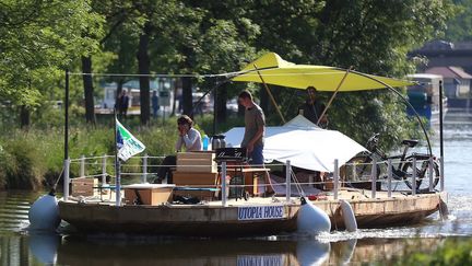 Le bateau "Utopia House" navigue 
 (PHOTOPQR/L&#039;EST REPUBLICAIN/MAXPPP)