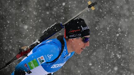 Quentin Fillon Maillet durant le sprint, le vendredi 7 janvier 2022 à Oberhof.&nbsp; (TOBIAS SCHWARZ / AFP)