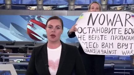 Les quelques secondes durant lesquelles&nbsp;Marina Ovsyannikova a osé dénoncer la guerre en Ukraine au journal télévisé russe ont fait le tour du monde, lundi 14 mars.&nbsp;La journaliste russe est sortie libre du tribunal mais risque une lourde peine de prison. (franceinfo)