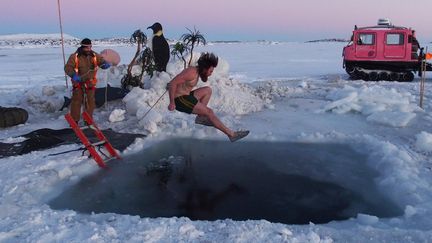 VIDEO. En Antarctique, des chercheurs se jettent à l'eau pour le solstice