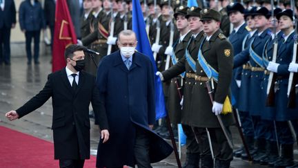 Le président ukrainien Volodymyr Zelensky et le chef d'Etat turc Recep Tayyip Erdogan, à Kyiv le 3 février 2022. (SERGEI SUPINSKY / AFP)